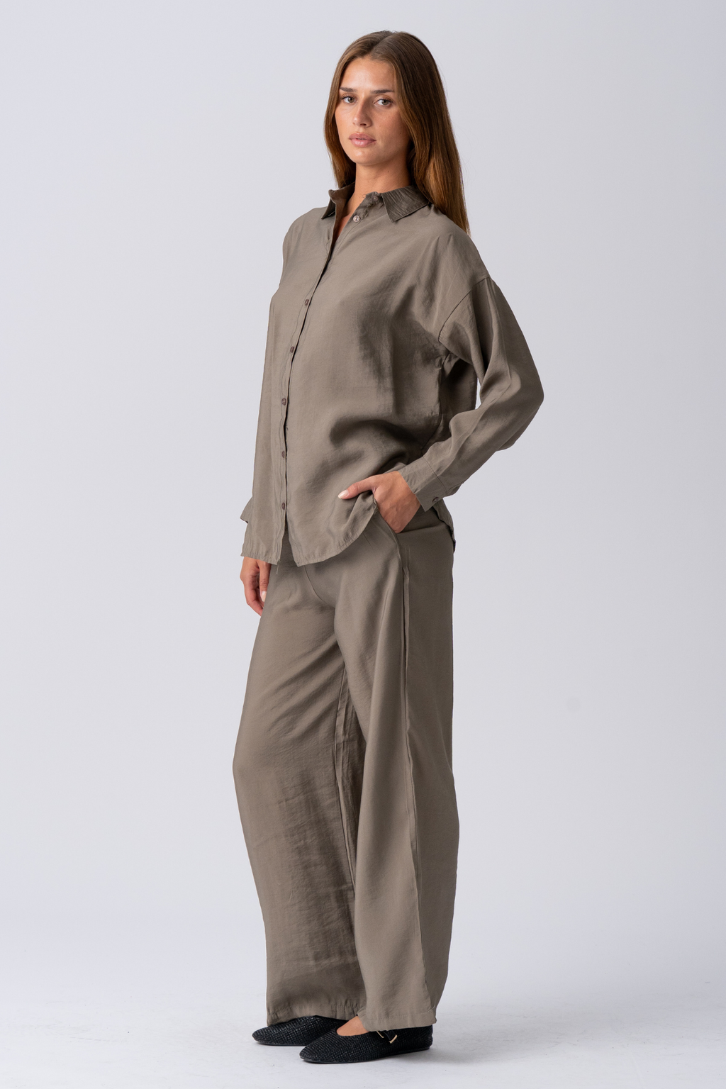 Mia Pants + Chemise MIA (kaki) - Forme de package