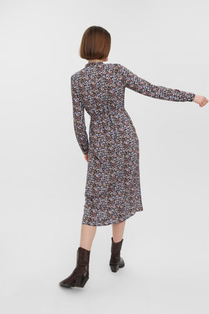 Robe de chemise longue facile - noir avec des fleurs bleues