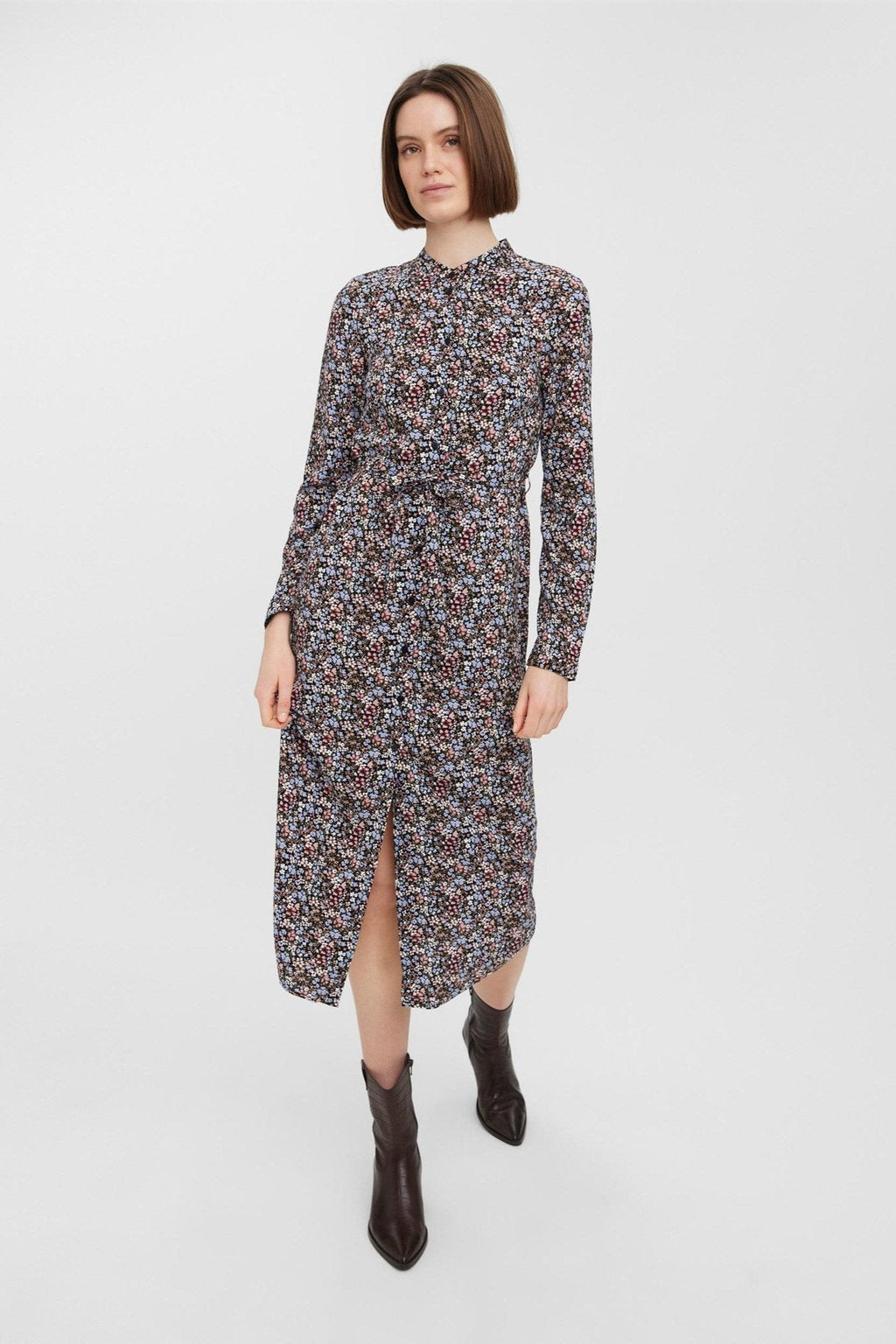 Robe de chemise longue facile - noir avec des fleurs bleues