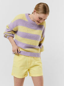 Pull en tricot à col à rayures - violet / jaune
